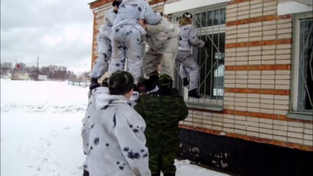 пираммидаЧем занимаются ребята в армии. Военные отжигают. смотреть онлайн