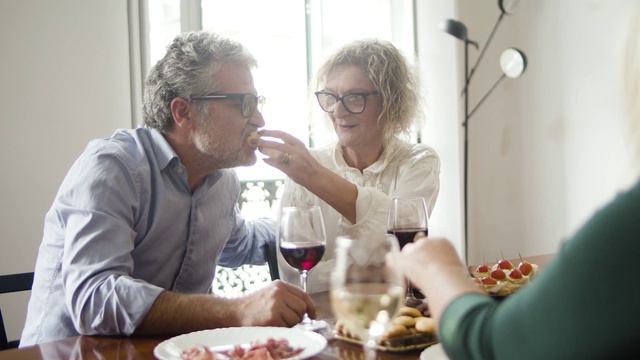 ПРИХОДИЛА ВЧЕРА К НАМ ЛЮБОВЬ смотреть онлайн