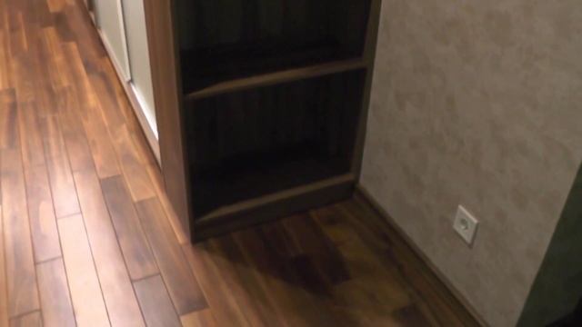 Шкаф-купе в холл. Цвет орех. Фасады из зеркала + рисунок пескоструй. Фурнитура Blum. смотреть онлайн