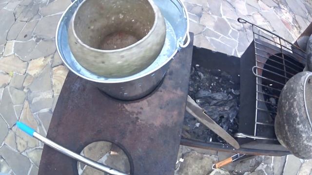 КАК ОЧИСТИТЬ ЧУГУНОК И ЛЮБУЮ ПОСУДУ ОТ НАГАРА | ИХ НЕ МЫЛИ ПОЛВЕКА | ЛАЙФХАК | смотреть онлайн