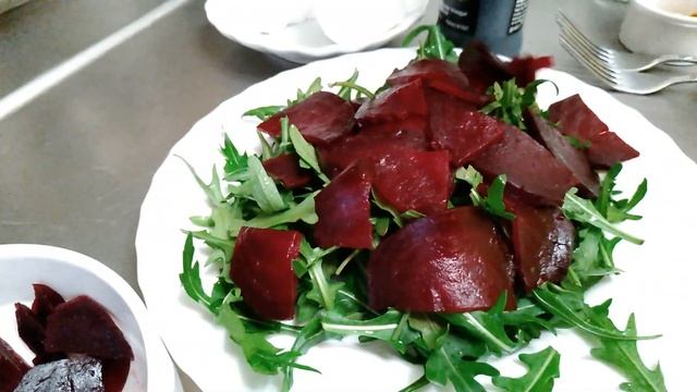 САЛАТ ИЗ ПЕЧЕНОЙ СВЕКЛЫ С РУККОЛОЙ, СЫРОМ ФЕТА И БАЛЬЗАМИЧЕСКИМ СОУСОМ смотреть онлайн
