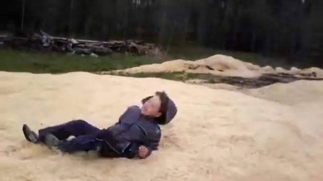 Тёмка пробует сальто со спины