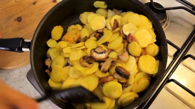 ЖАРЕННАЯ КАРТОШКА НА САЛЕ С ШАМПИНЬОНАМИ , ЛУКОМ, СОСИСКАМИ. РЕЦЕПТ ЖАРЕНАЯ КАРТОШКА смотреть онлайн