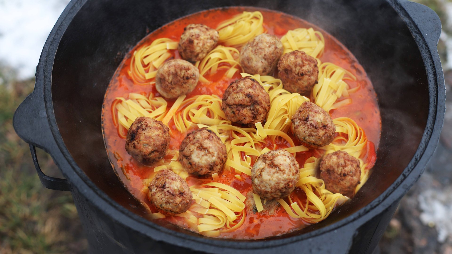 Вкусное блюдо из фарша и макрон в одном казане на костре. смотреть онлайн