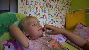 Вырываем молочный зуб в пять лет..Без слёз.Удаление молочного зуба .