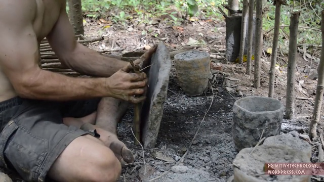 Un homme fabrique une maison avec les éléments de la forêt смотреть онлайн