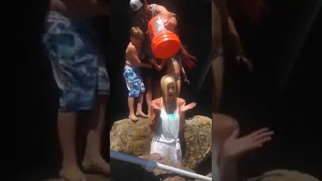 Tori Spelling Ice Bucket Challenge смотреть онлайн