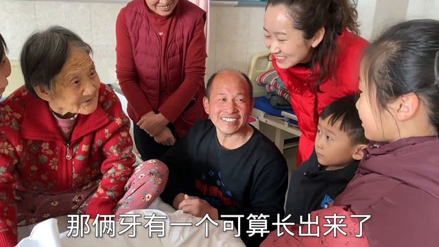 航航给姥姥娘选蛋糕，奶奶激动泪湿眼眶，齐送祝福愿奶奶长命百岁 смотреть онлайн