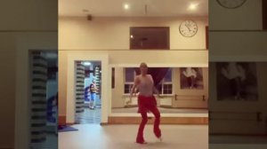 Волочкова танцует перед зеркалом. Современный танец