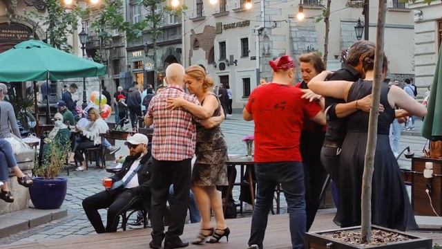 Львів танцюємо танго на площі Ринок смотреть онлайн