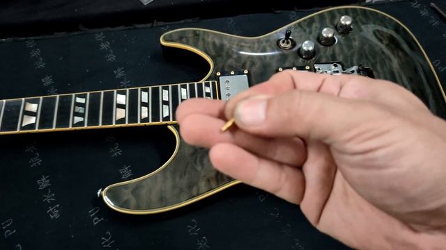 หลังจากรื้อ ทำความสะอาด Schecter C-1 custom FR ดูดี ขึ้นเยอะเลย смотреть онлайн