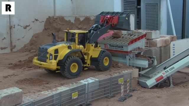 GREAT RC WHEEL LOADER VOLVO L250G AND FENDT RC TRACTOR WITH KRAMPE TIPPER смотреть онлайн