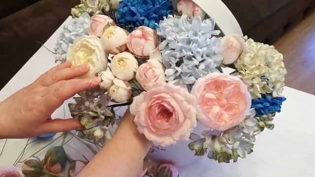 Сборка букета с орхидеями из гофрированной бумаги в коробку. смотреть онлайн