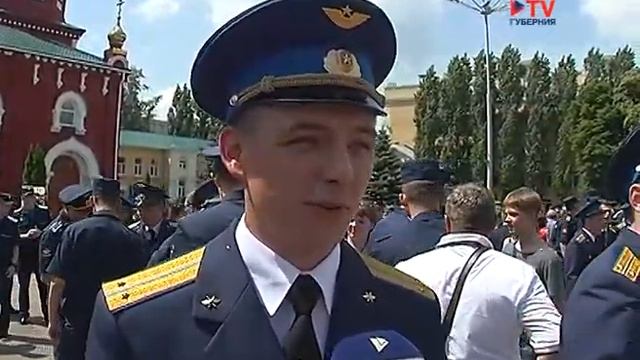400 выпускников военно-воздушной академии им. Жуковского и Гагарина получили лейтенантские погоны смотреть онлайн