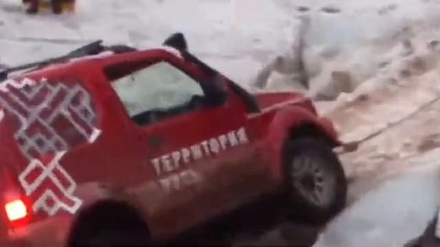 Suzuki Jimny, Schnipper Trophy 2014 Преодоление ледовой западни маленьким Suzuki Jimny, Julia смотреть онлайн