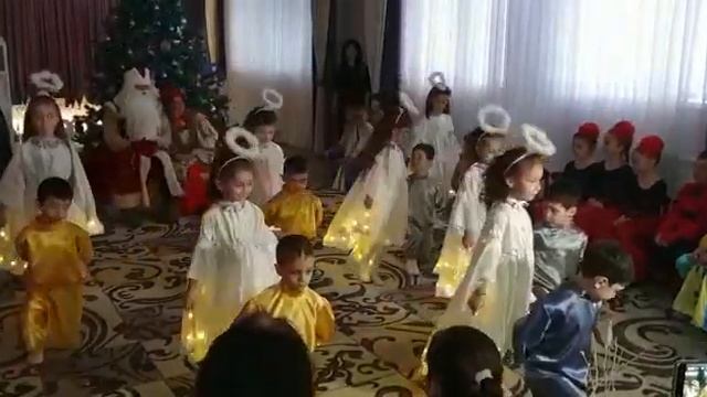 Танец Ангелов.Новый год в подготовительной группе д/с 88 г.Владикавказ смотреть онлайн