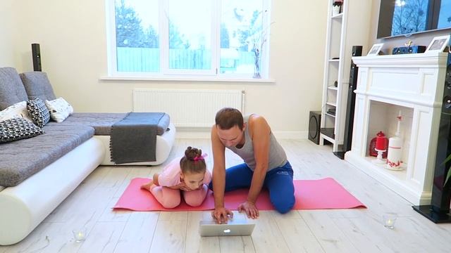 Мой папа ЙОГ?? | Йога ЧЕЛЛЕНДЖ с ПАПОЙ | Yoga Challenge with DAD смотреть онлайн