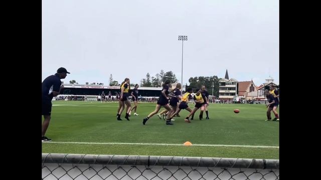 Olivia playing with the Next Generation Academy at the Fremantle Dockers смотреть онлайн
