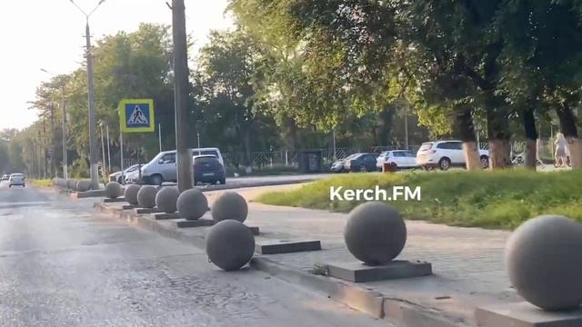 Декоративные бетонные шары снова выкатились на главную дорогу по Кирова смотреть онлайн