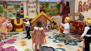 "Танец с лентами для мамы". (Ю. Селиверстова) Группа №2 "Птенчики"