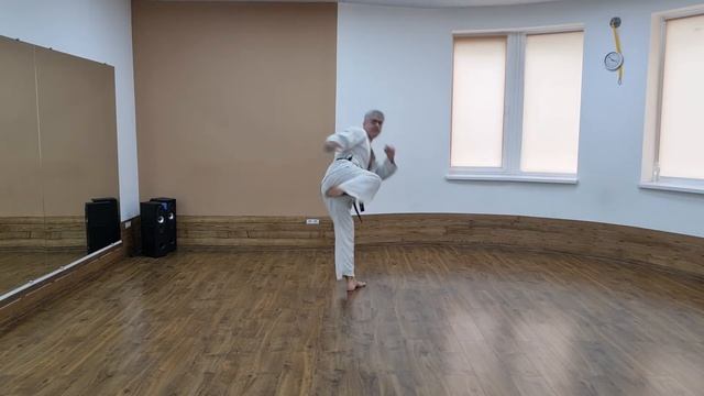 Удар ногой. Ura-mawashi-geri смотреть онлайн