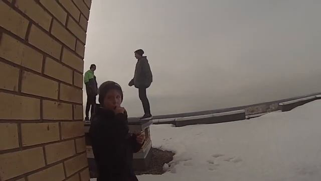 моменты жизни моего брата зимой|разбили стекло в подъезде