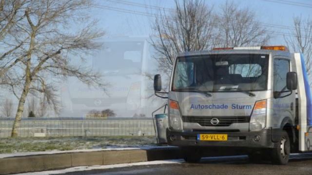 autoschade Sturm Nissan Cabstar in de sneeuw смотреть онлайн