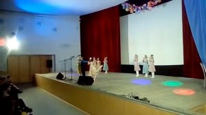 Стоят девчонки стоят  в старонке танец