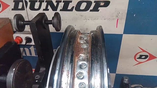 Правка колеса Yamaha XVS 1100 Drag Star смотреть онлайн