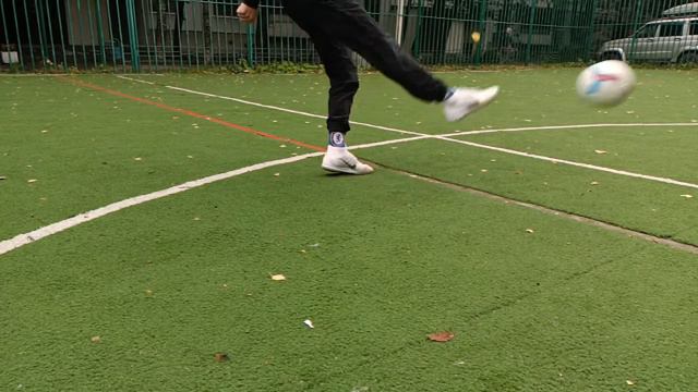 Удар по мячу в замедленной съёмке