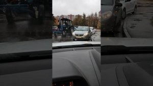 Женщина за рулём не умеет сдавать назад и парковаться, а может ездить только по прямой и вперёд.
