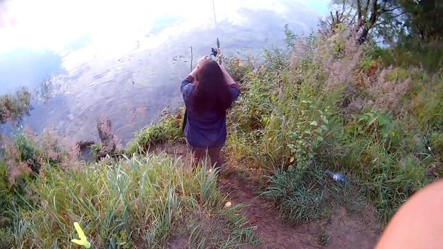 Алиса на Рыбалке достает Рыбку смотреть онлайн