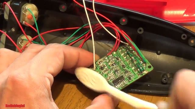 Радиоуправляемый катер, который боится воды смотреть онлайн