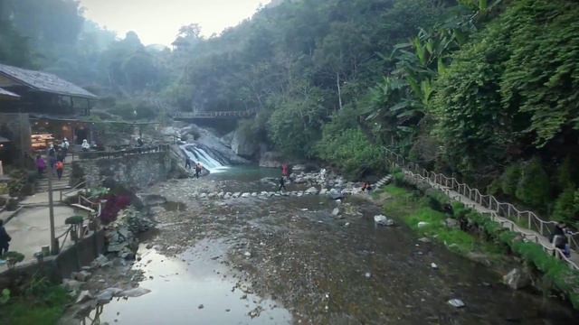 Железная дорога на Пик Индокитая, Ущелье Дракона, племенной рынок, отель над облаками - Сапа смотреть онлайн