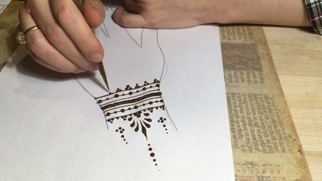 Простой узор мехенди из трех элементов: Линия-точка-капля. смотреть онлайн