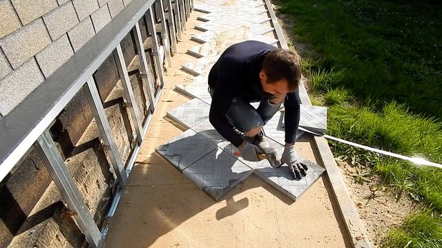 Отмостка вокруг дома из тротуарной плитки по диагонали. Дорожка вокруг дома своими руками.