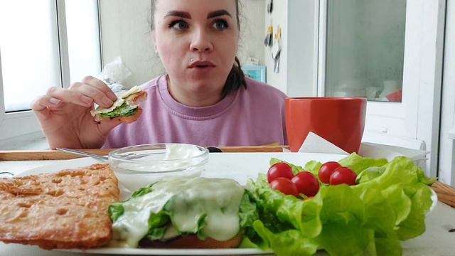 Мукбанг чебуреки, горячие бутерброды, хрустящий салат и сочные помидорки #мукбанг #фудблогер смотреть онлайн