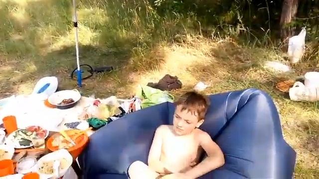 Отдых на берегу Днепра. Шашлыки и каша - просто песня))) смотреть онлайн