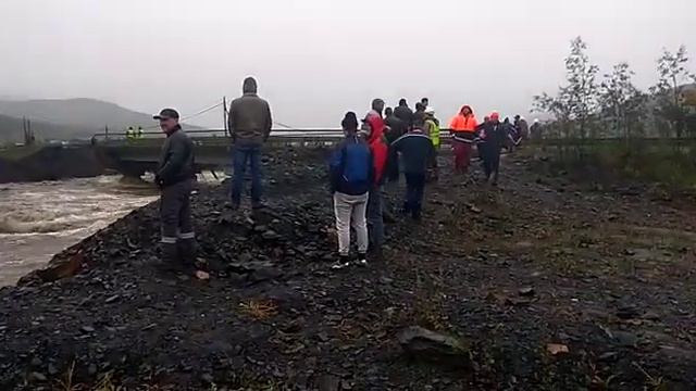 Паводок через мост в посёлке Омчак, Магаданской области. 6 августа 2019 год. смотреть онлайн