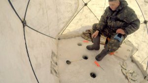 ЛОВЛЯ ЛЕЩА В ПАЛАТКЕ.  Рыбалка на ЧЕРТИК . Зимняя рыбалка на Леща