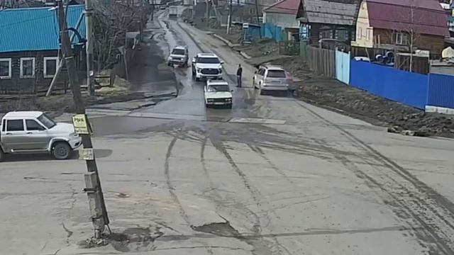 В Усть-Куте водитель "жигули" и внедорожник столкнулись на перекрестке смотреть онлайн
