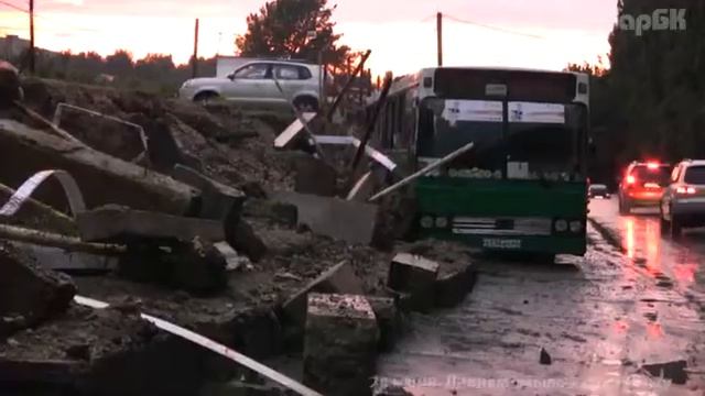 Дождем смыло автостоянку смотреть онлайн