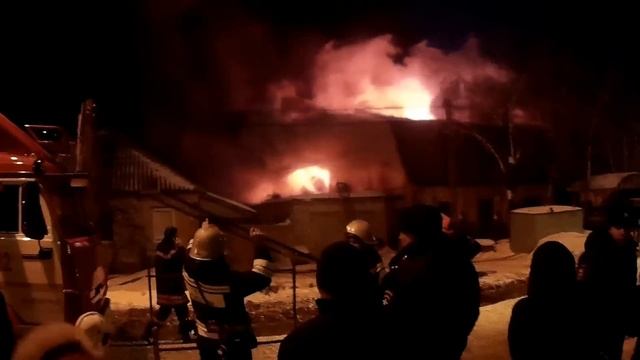 В Волгограде 17.02.2017 горит дом в частном секторе по улице Гейне. смотреть онлайн