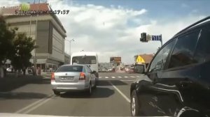 Наглая Баба Полезла на Чужую Полосу и Получила!