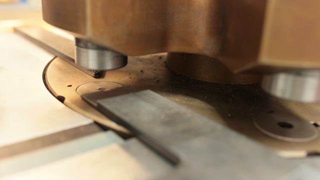 Как сверлить медные шины? Пробивка медных шин на станке для пробивки, гибки, резки медных и алюминие смотреть онлайн