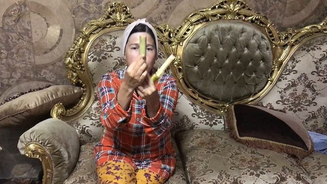 Сахарный тростник. Чистим сами и едим. Быстрый и легкий способ. Египет 2020 смотреть онлайн