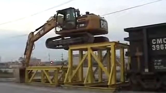 Cat 319DLN climbing onto rail car. Very amazing and masterfully смотреть онлайн