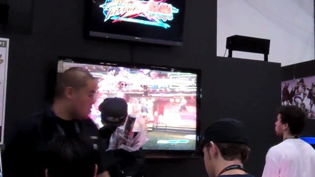 Albotas Checks out Street Fighter x Tekken (NYCC 2011) смотреть онлайн
