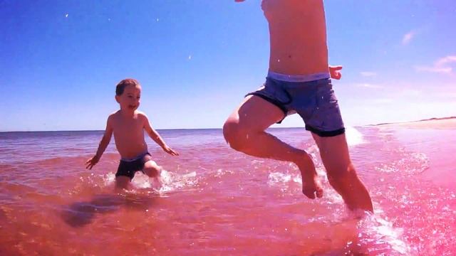 KIDS FIND WHITE SANDY BEACH ON GEOCACHE ADVENTURE | RIVER AND WILDER смотреть онлайн