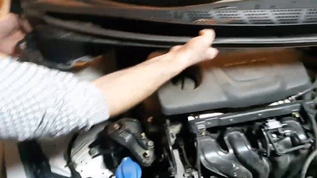 Замена форсунок стеклоомывателя на KIA CEED 2 смотреть онлайн